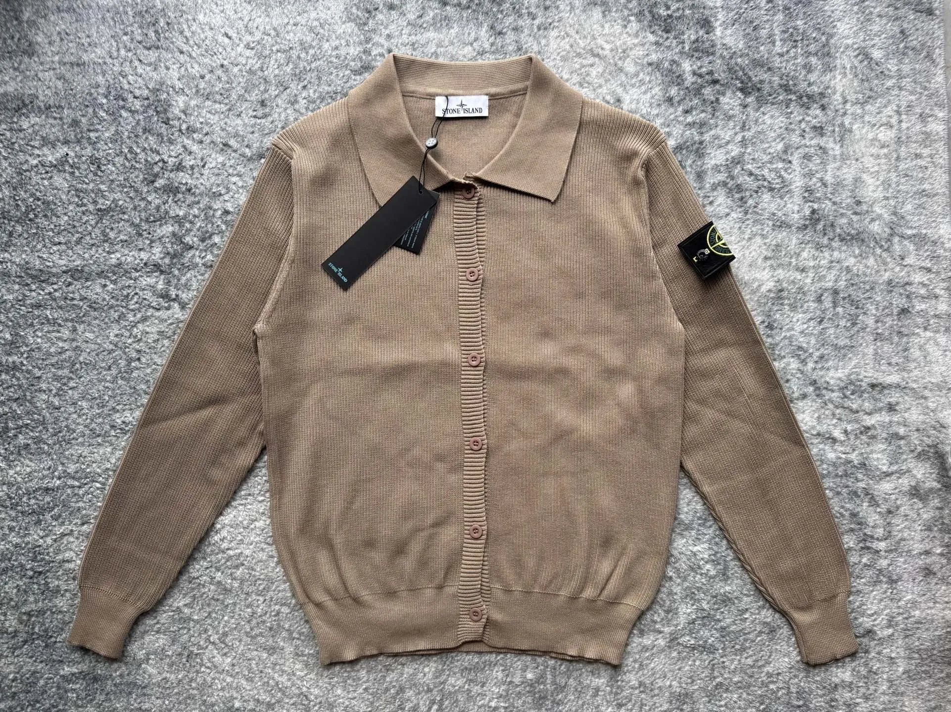 P230 STONE ISLAND solid color polo knitted sweater, an atmospheric outfit for boys in early autumn | Polo shirts and sweaters have a sense of relaxation! The relaxed feeling of autumn dressing is brought by this set of Polo shirts and sweaters. Polo shirts and sweaters have their own autumn and winter atmosphere! The lapel design shows off your temperament, and the solid color is versatile and effortless. Heavy knitted fabric, just right for autumn and winter. The knitted sweater is soft, waxy and comfortable! Versatile for commuting, it is a good matching item to wear alone in autumn or layered in autumn and winter! I really like the row style style paired with jeans! The straight leg is versatile and can be worn with any outfit! Pair it with Birkenstocks for a relaxed feeling. Color: Khaki Black Light Gray Clothes Length Bust Shoulder Width M 67 53 62 120-135 Jin L 69 55 63 135-150 Jin XL 70 56.5 64 150-165 Jin